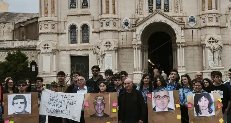 A Reggio la marcia per le vittime di mafia dimenticate, il padre di un ragazzo bruciato vivo 20 anni fa: «Voglio sapere perché»\n