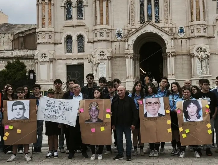 A Reggio la marcia per le vittime di mafia dimenticate, il padre di un ragazzo bruciato vivo 20 anni fa: «Voglio sapere perché»\n