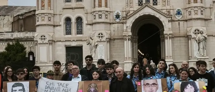 A Reggio la marcia per le vittime di mafia dimenticate, il padre di un ragazzo bruciato vivo 20 anni fa: «Voglio sapere perché»\n