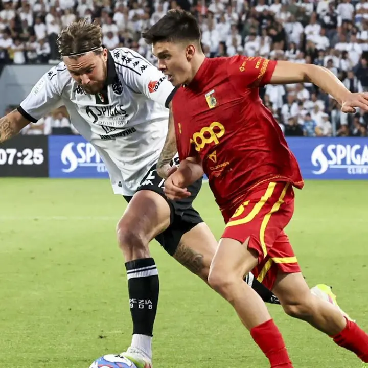 Spezia-Catanzaro: 2-1. Le Aquile vanno in vantaggio ma poi i padroni di casa ribaltano il risultato e volano in finale playoff\u00A0\n