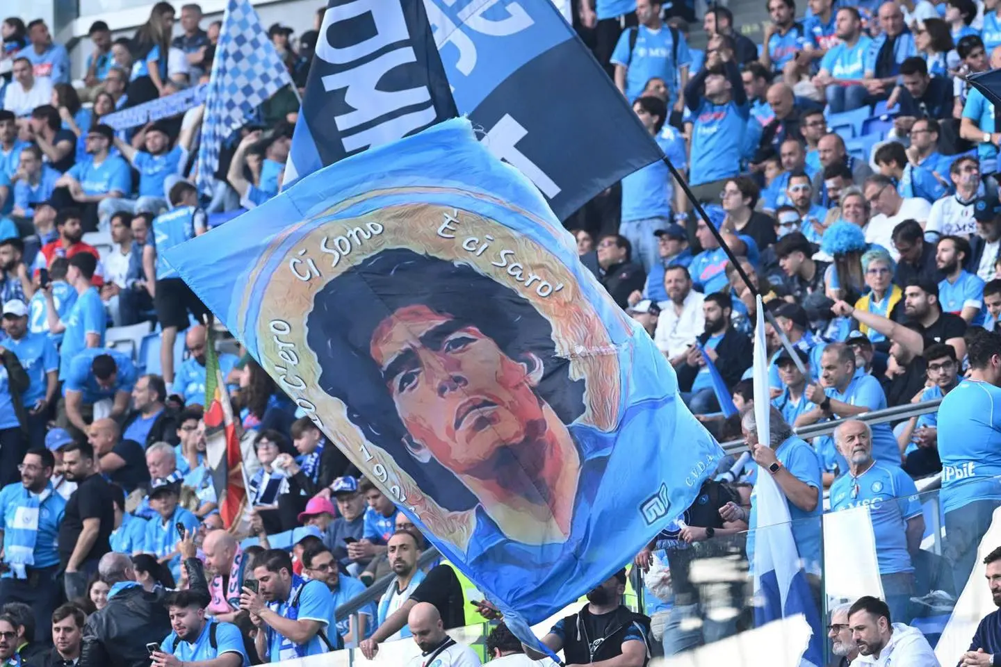Napoli campione: la festa scudetto sul lungomare, un’esplosione di calore, colori ed emozioni\n