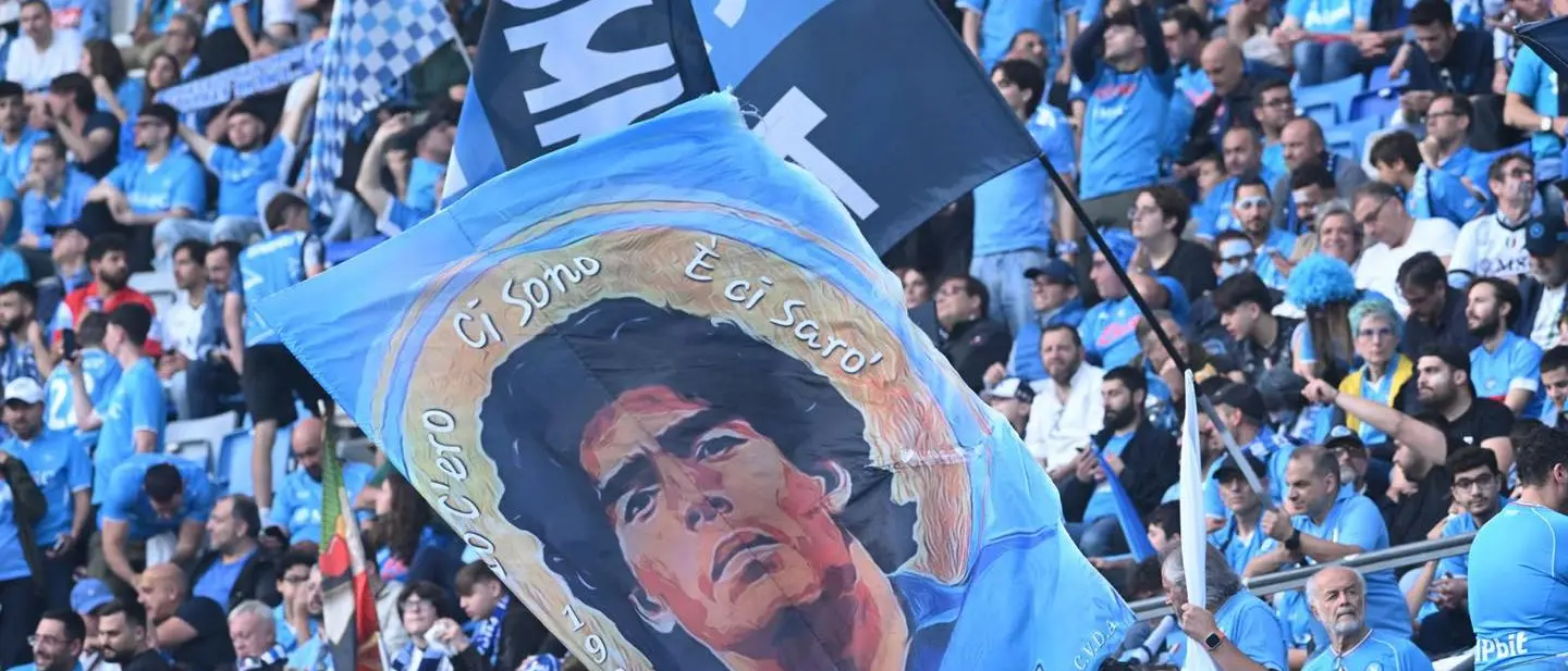 Napoli campione: la festa scudetto sul lungomare, un’esplosione di calore, colori ed emozioni\n