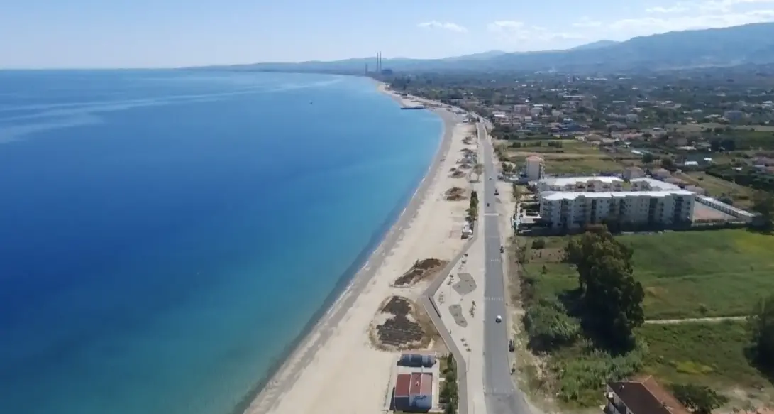 Corigliano Rossano conquista la Bandiera Blu, ma la città si spacca: è polemica sul tratto premiato\n