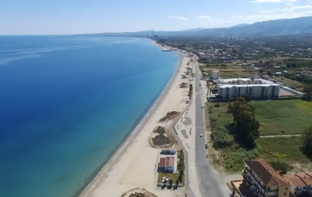 Corigliano Rossano conquista la Bandiera Blu, ma la città si spacca: è polemica sul tratto premiato\n