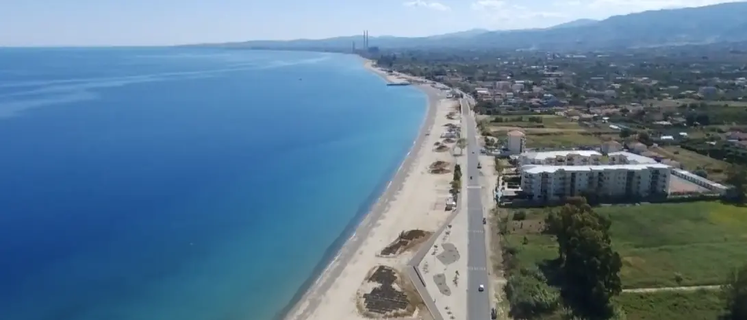 Corigliano Rossano conquista la Bandiera Blu, ma la città si spacca: è polemica sul tratto premiato\n
