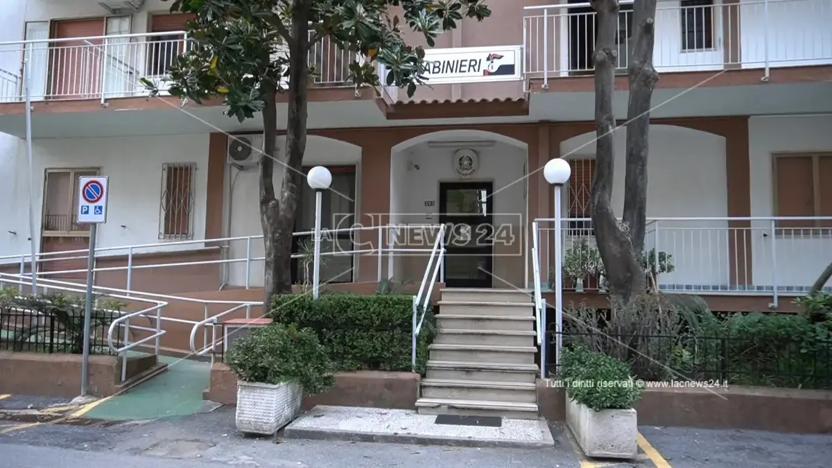 <p>La caserma dei carabinieri di Scalea</p>\\n