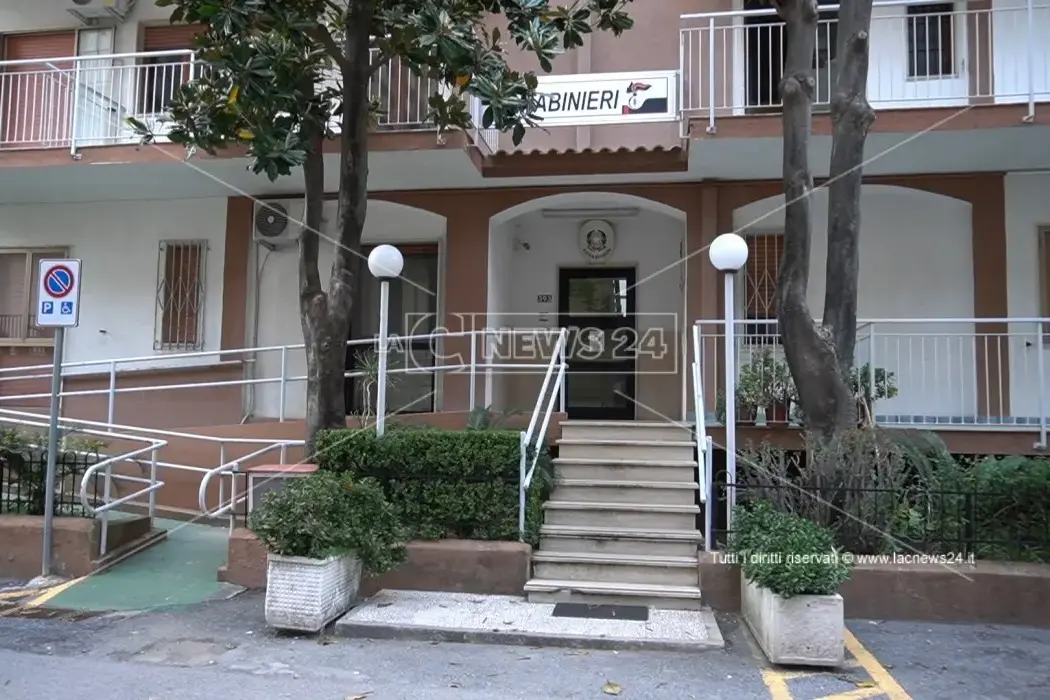 <p>La caserma dei carabinieri di Scalea</p>\\n