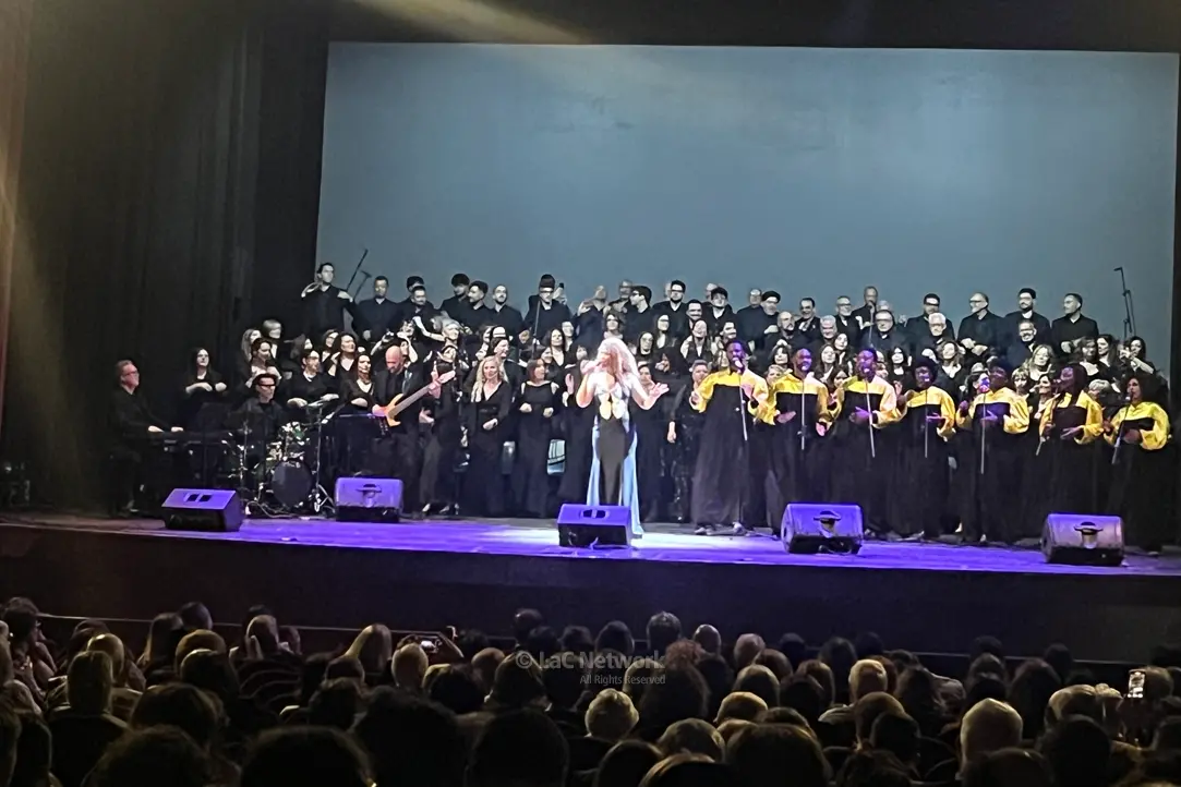 <p>La cantante gospel Sherrita Duran sul palco del teatro Cilea di Reggio, in occasione della terza edizione di Christus vincit in favore della fondazione Chops</p>\\n