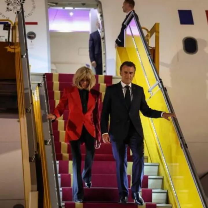 Brigitte “tocca” Macron prima del viaggio in Asia: schiaffetto d’amore o imbarazzo da protocollo?\n