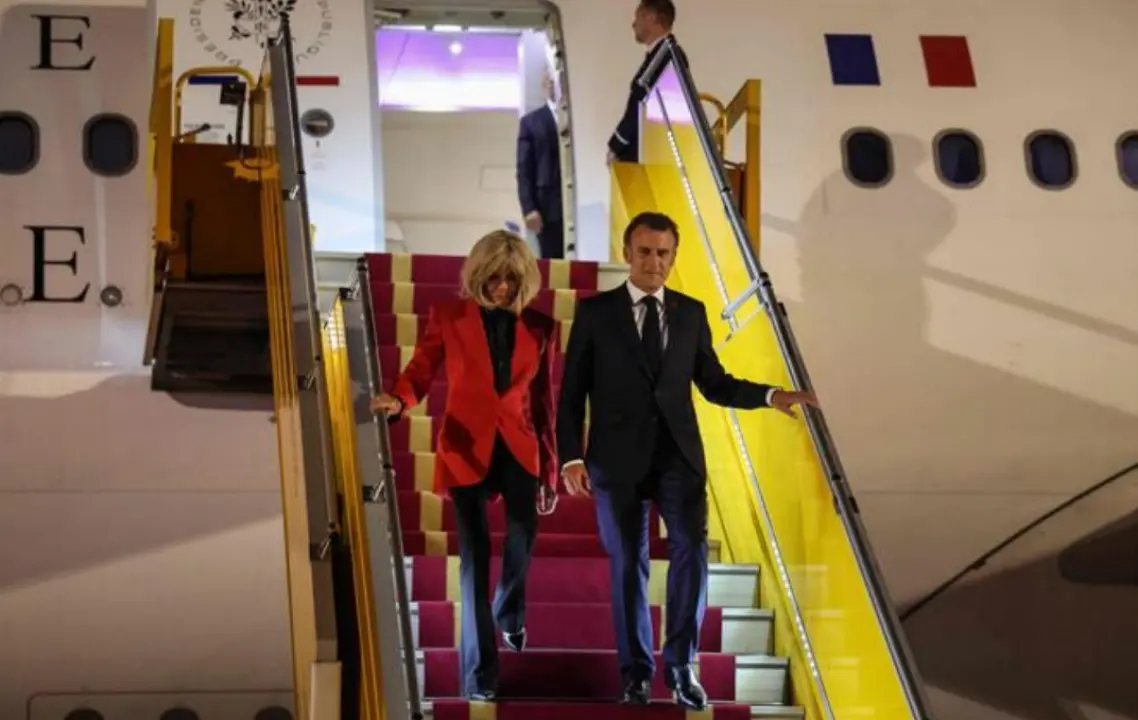 Brigitte “tocca” Macron prima del viaggio in Asia: schiaffetto d’amore o imbarazzo da protocollo?\n
