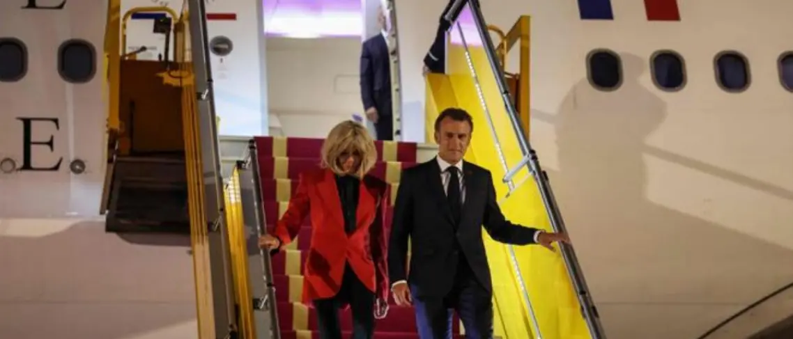 Brigitte “tocca” Macron prima del viaggio in Asia: schiaffetto d’amore o imbarazzo da protocollo?\n
