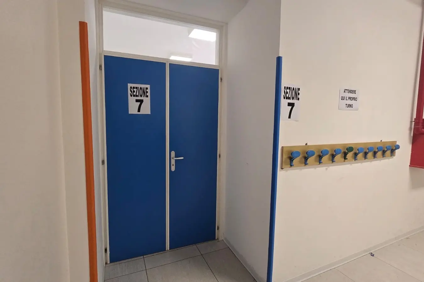 <p>Il seggio n&deg; 7 di via Lauro a Scalea</p>\\n