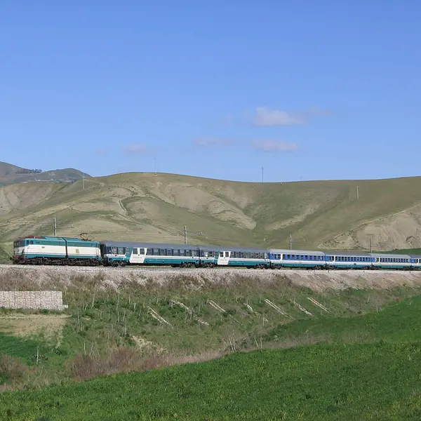 Dalla Freccia del Sud al treno fantasma dell’Alta Velocità: il Sud resta fermo, l’Italia corre\n
