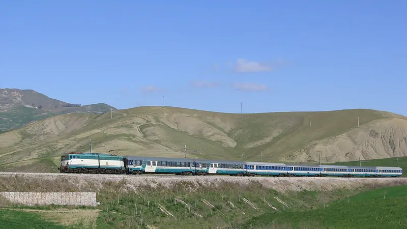 Dalla Freccia del Sud al treno fantasma dell’Alta Velocità: il Sud resta fermo, l’Italia corre\n