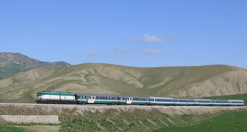 Dalla Freccia del Sud al treno fantasma dell’Alta Velocità: il Sud resta fermo, l’Italia corre\n
