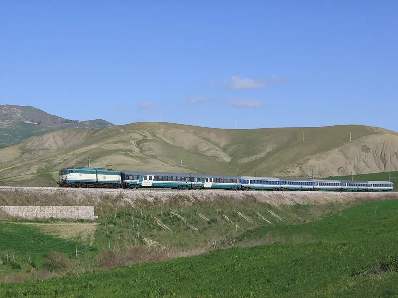 Dalla Freccia del Sud al treno fantasma dell’Alta Velocità: il Sud resta fermo, l’Italia corre\n