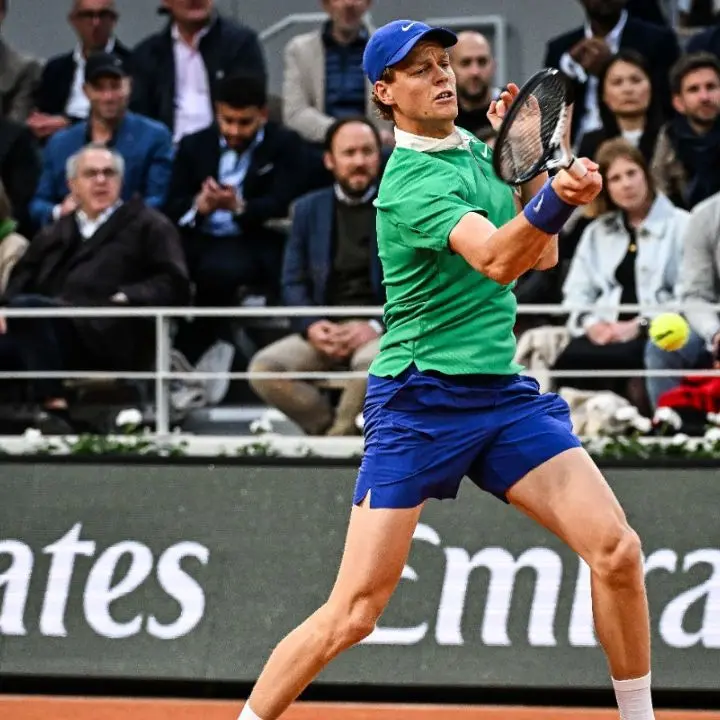 Tennis, Sinner buona la “prima” al Roland Garros\n