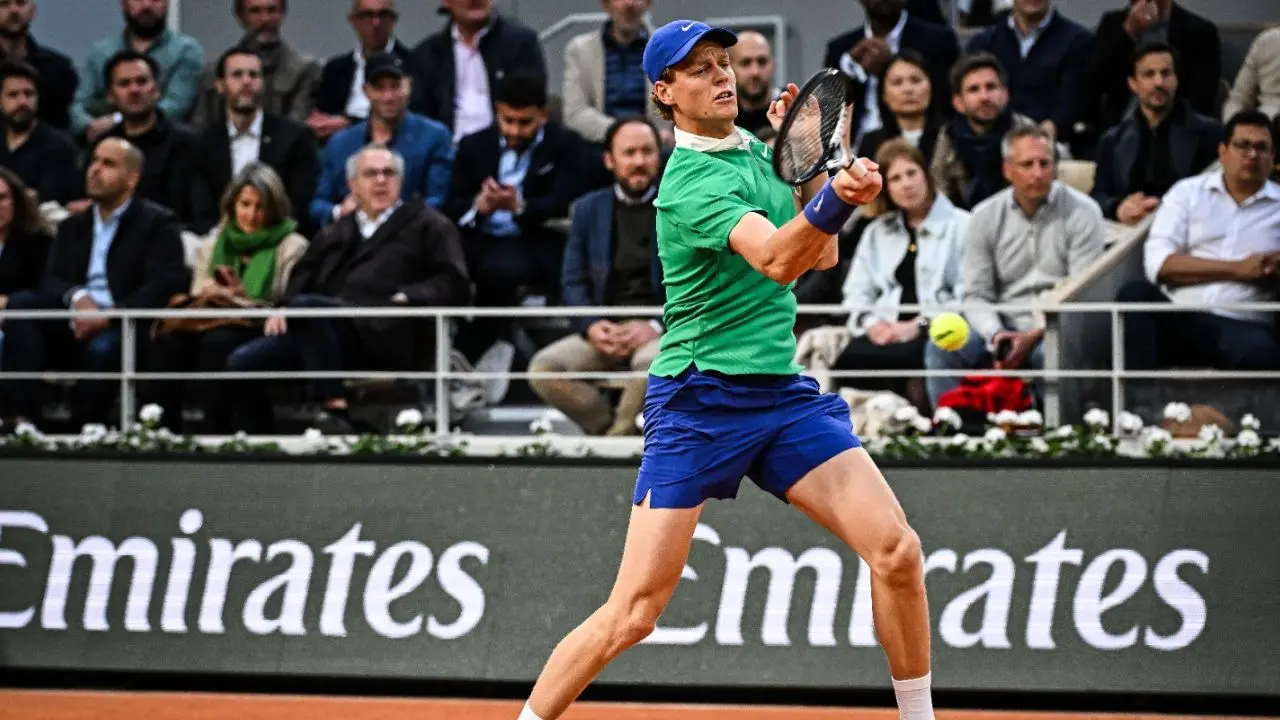 Tennis, Sinner buona la “prima” al Roland Garros\n