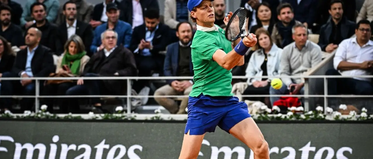 Tennis, Sinner buona la “prima” al Roland Garros\n