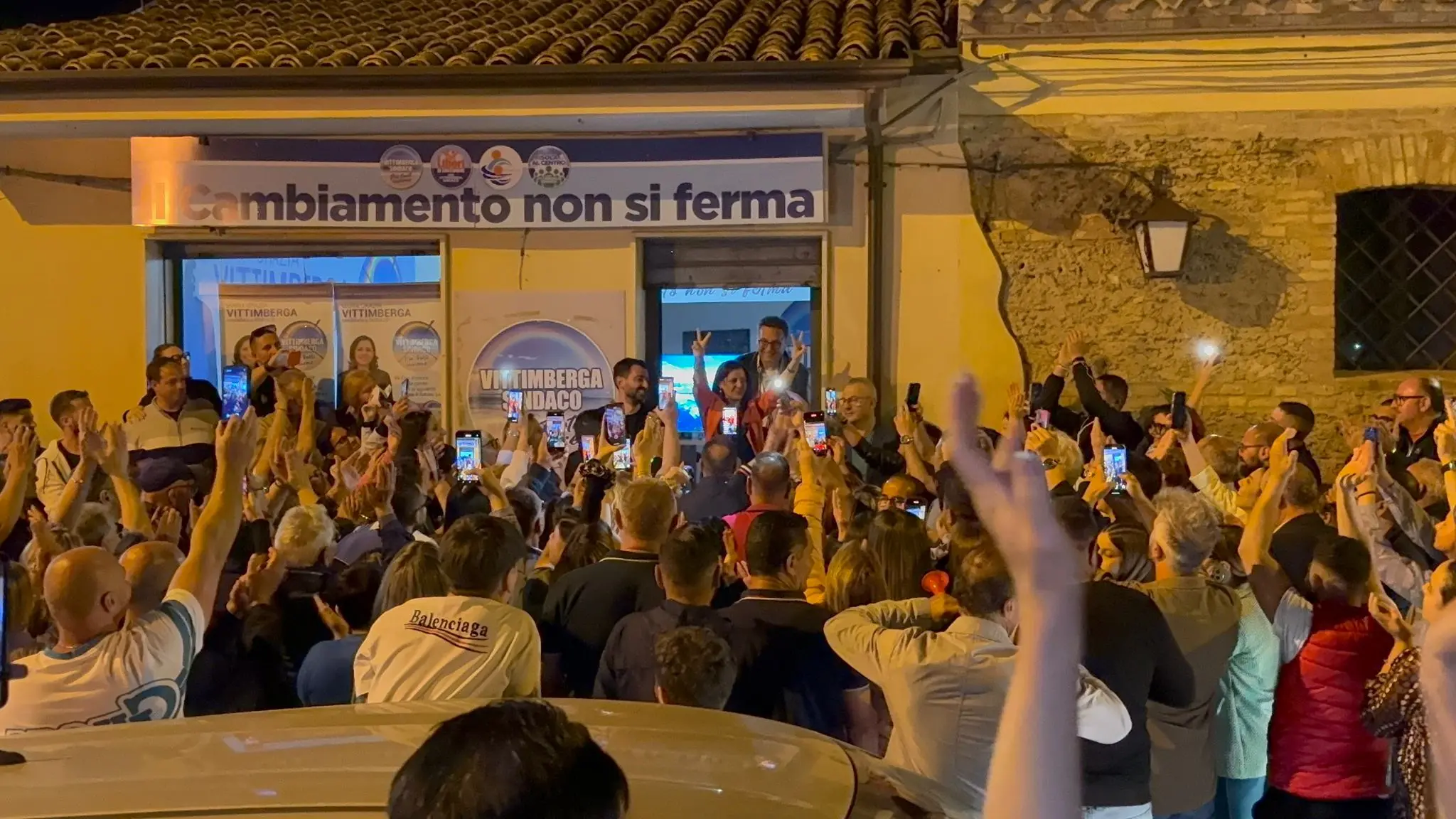 <p>La festa davanti al comitato politico di Mariagrazia Vittimberga</p>\\n