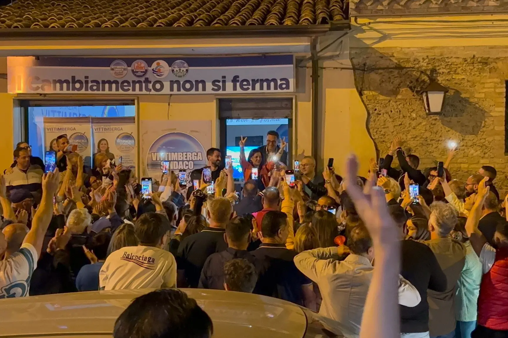 <p>La festa davanti al comitato politico di Mariagrazia Vittimberga</p>\\n