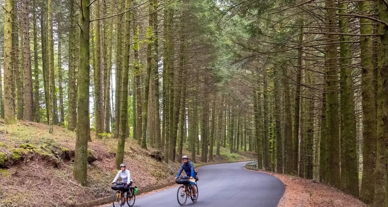 Il cicloturismo vale\u00A05,5 miliardi: l’Italia pedala, la Calabria sorprende con i suoi percorsi tra storia e natura\n