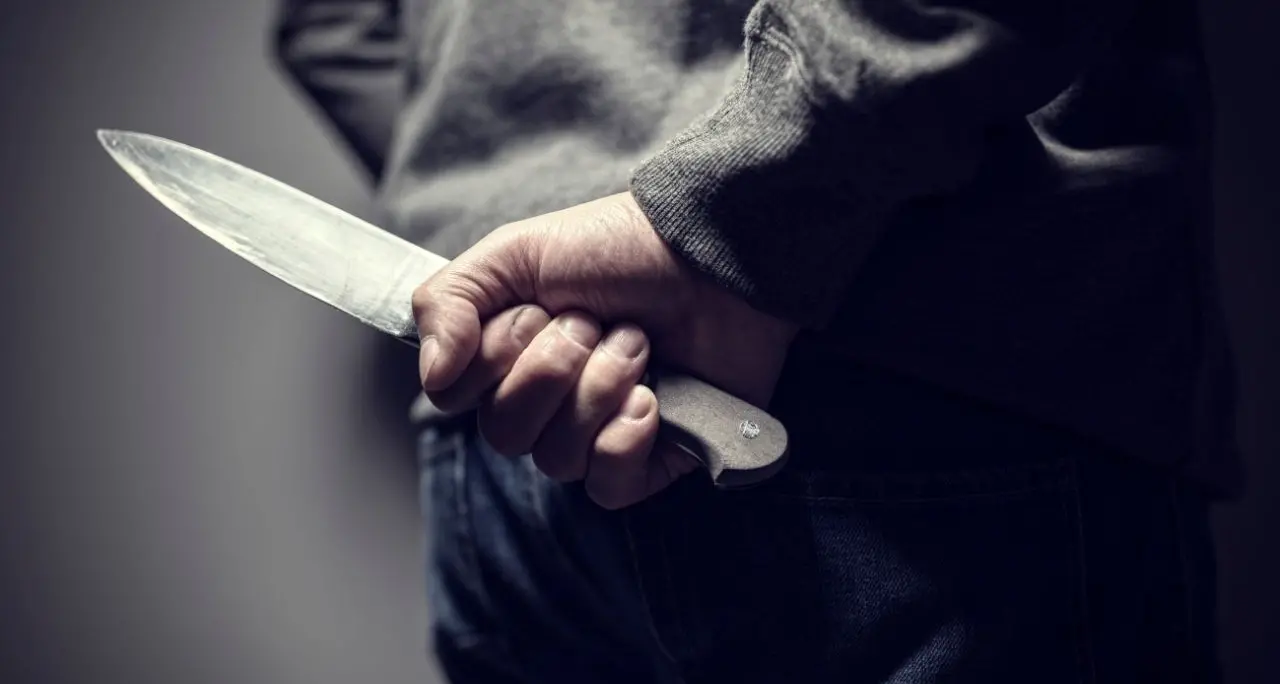 Cassano, aggredisce la madre e la minaccia di morte con un coltello: arrestato 23enne\n