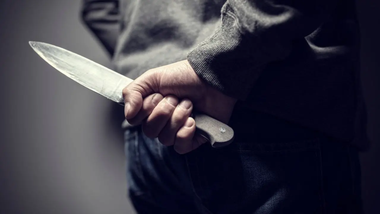 Cassano, aggredisce la madre e la minaccia di morte con un coltello: arrestato 23enne\n