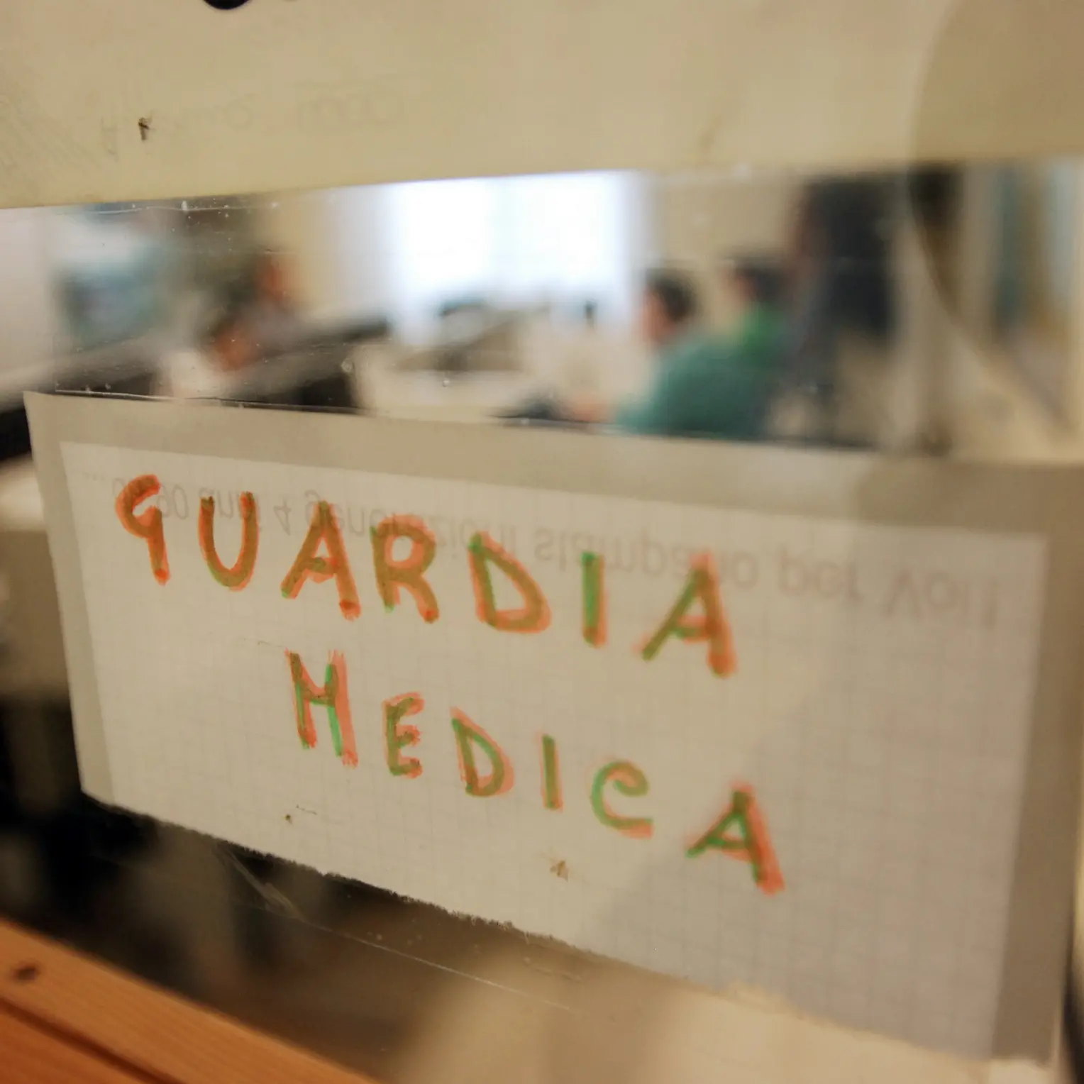 Falerna, ha un malore ma la Guardia medica è deserta: muore in piazza. Il sindaco: «Intollerabile»\n