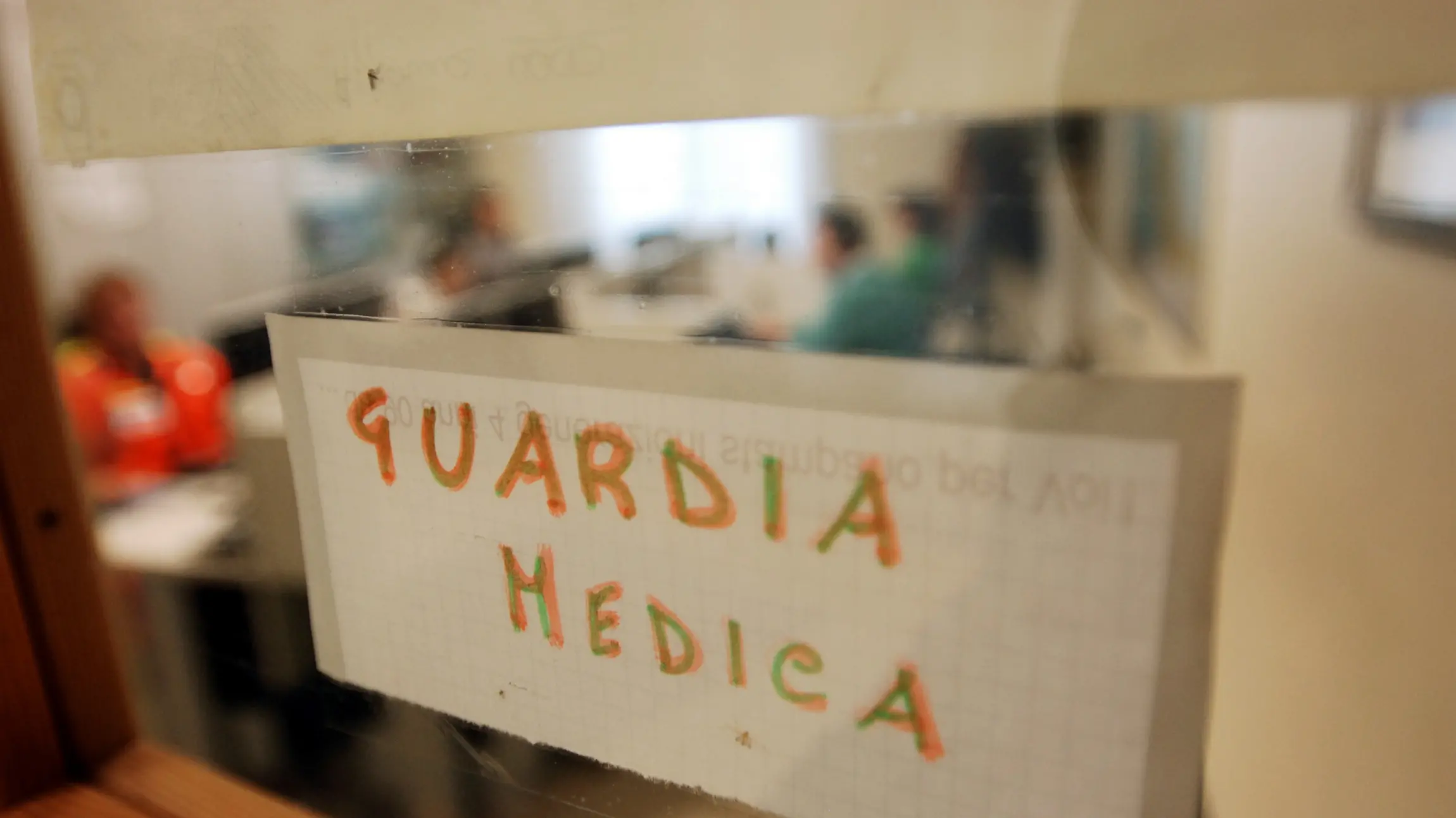 Falerna, ha un malore ma la Guardia medica è deserta: muore in piazza. Il sindaco: «Intollerabile»