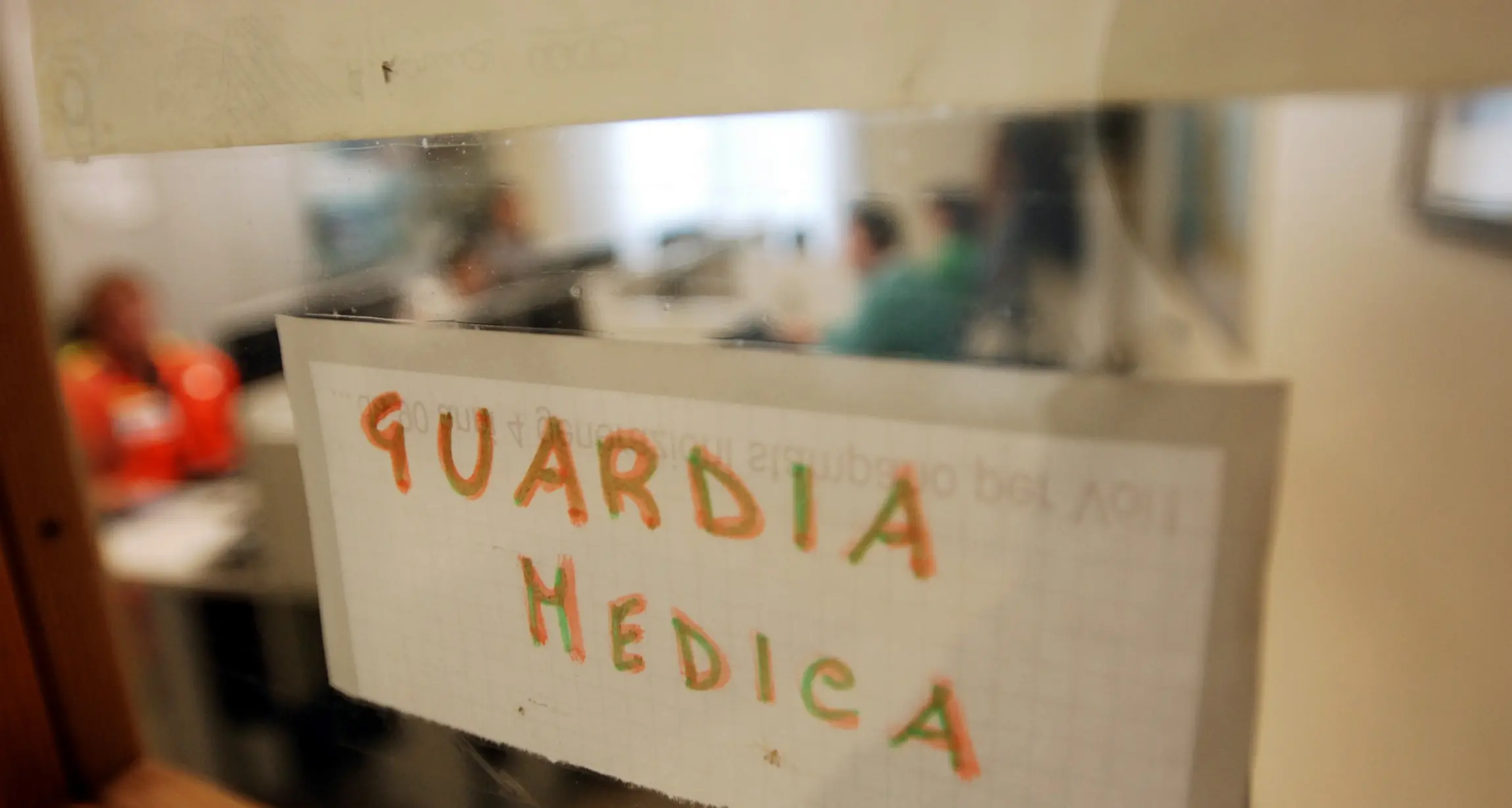 Falerna, ha un malore ma la Guardia medica è deserta: muore in piazza. Il sindaco: «Intollerabile»\n