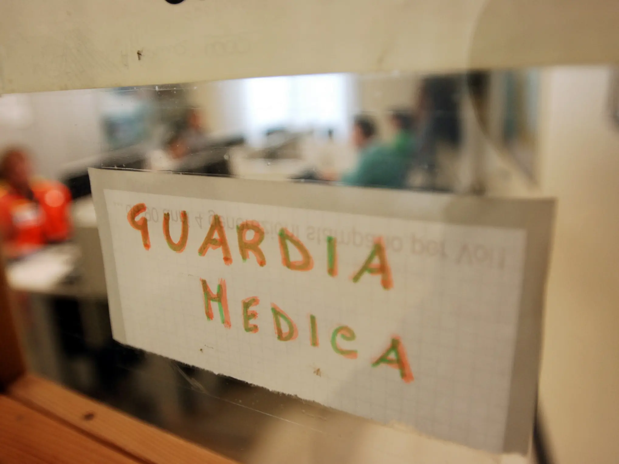 Falerna, ha un malore ma la Guardia medica è deserta: muore in piazza. Il sindaco: «Intollerabile»