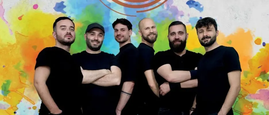 Gli Amakorà e il loro intenso amore per la Calabria che passa per la musica: «Nella nostra\u00A0terra tutto\u00A0ha\u00A0un sapore forte e coinvolgente»
