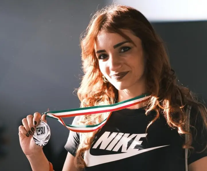 La calabrese Nicole Anania trionfa a Napoli: oro nello streetlifting e secondo posto nel ranking mondiale\n