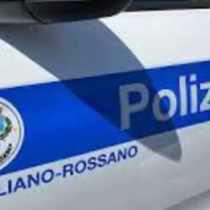 Corigliano Rossano, scoperta una tanica di gasolio e un passamontagna in un’auto rubata: indagini in corso