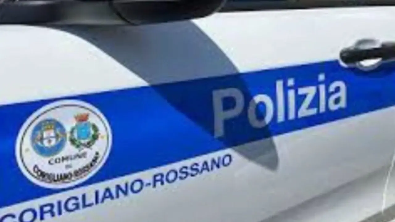 Corigliano Rossano, scoperta una tanica di gasolio e un passamontagna in un’auto rubata: indagini in corso