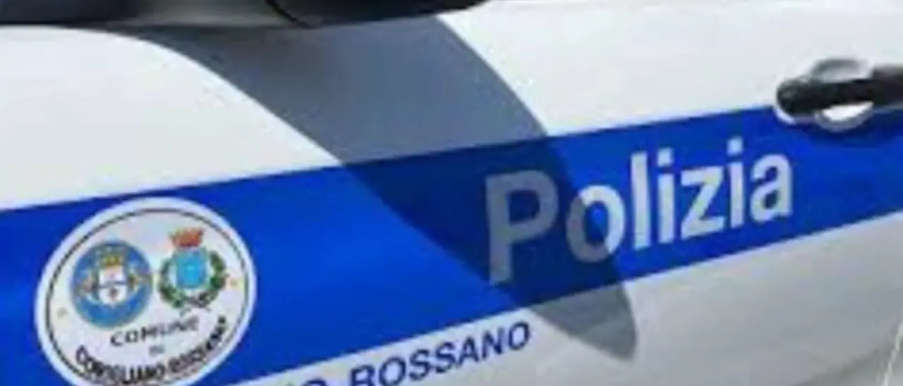 Corigliano Rossano, scoperta una tanica di gasolio e un passamontagna in un’auto rubata: indagini in corso