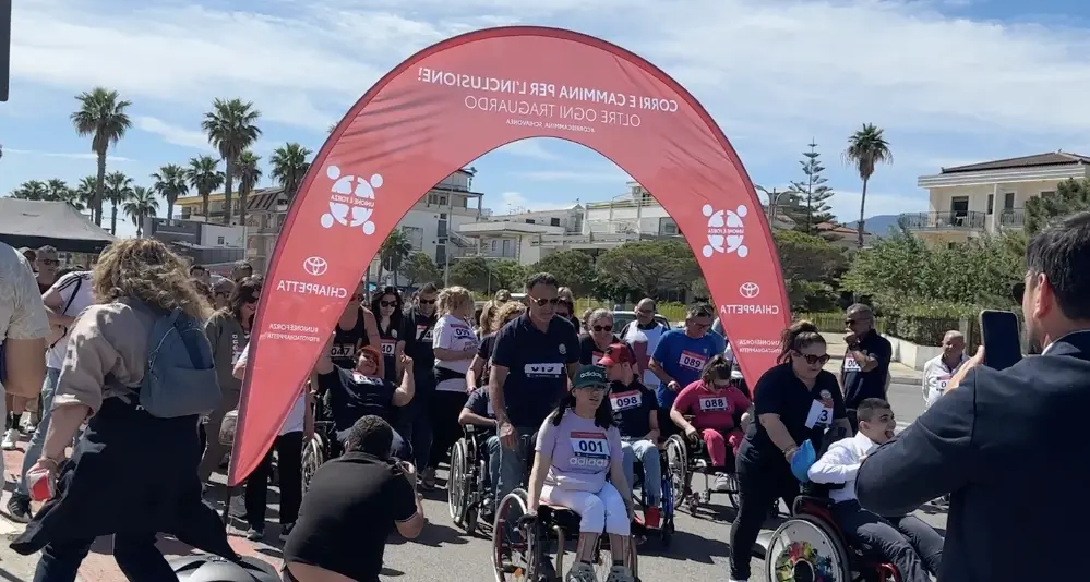 Sport e solidarietà: sul lungomare di Schiavonea successo per la maratona Corri e cammina per l’inclusione\n