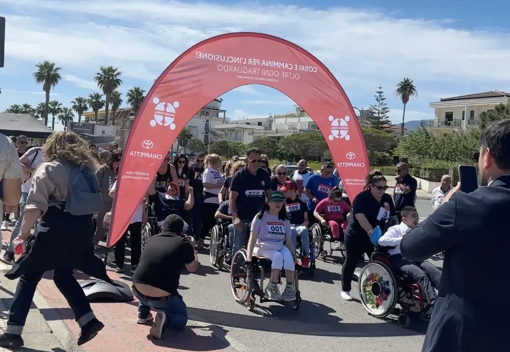 Sport e solidarietà: sul lungomare di Schiavonea successo per la maratona Corri e cammina per l’inclusione\n