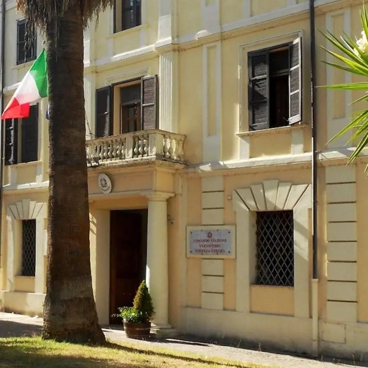 Cosenza, molotov contro la caserma dei carabinieri: arrestato il responsabile\n