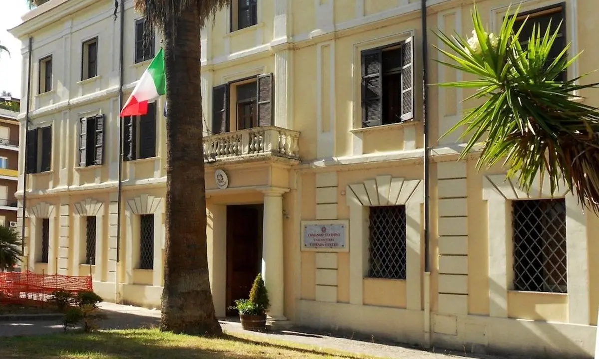 Cosenza, molotov contro la caserma dei carabinieri: arrestato il responsabile\n