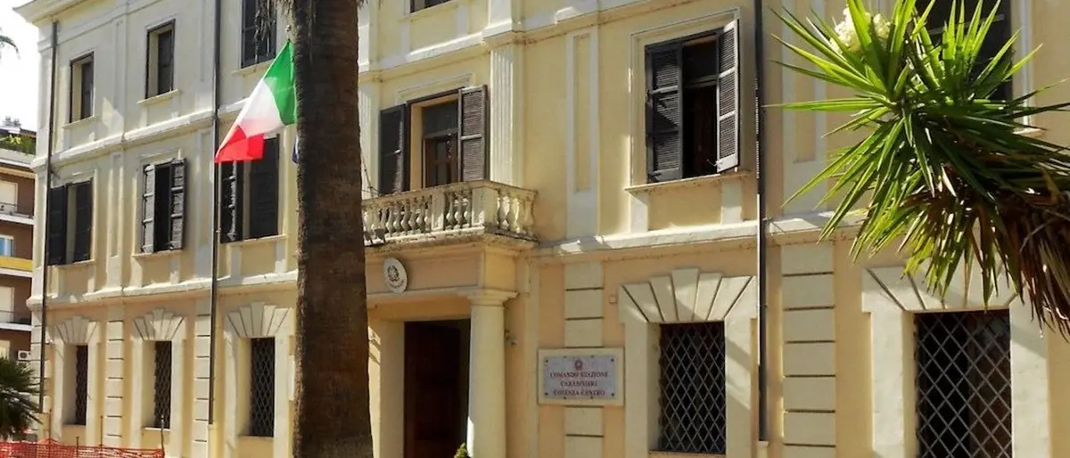 Cosenza, molotov contro la caserma dei carabinieri: arrestato il responsabile\n