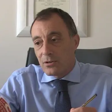Non c’è nessuno nella Guardia medica di Falerna\u00A0e muore in strada, il sindaco: «Dottore più volte assente, intervenga la Procura»\n