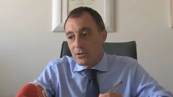 Non c’è nessuno nella Guardia medica di Falerna e muore in strada, il sindaco: «Dottore più volte assente, intervenga la Procura»