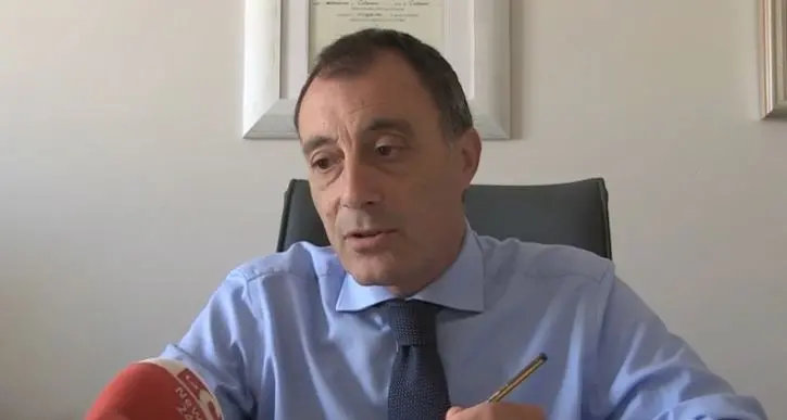 Non c’è nessuno nella Guardia medica di Falerna\u00A0e muore in strada, il sindaco: «Dottore più volte assente, intervenga la Procura»\n