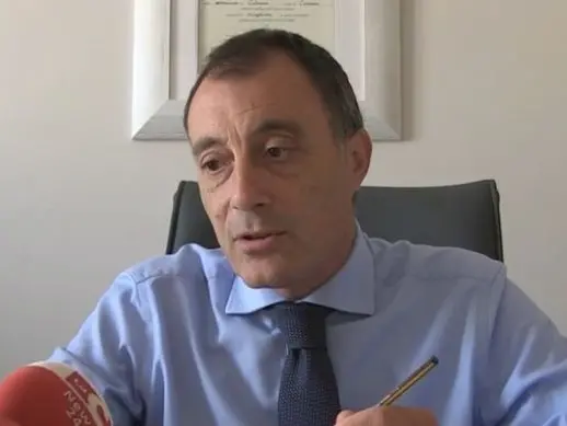 Non c’è nessuno nella Guardia medica di Falerna e muore in strada, il sindaco: «Dottore più volte assente, intervenga la Procura»