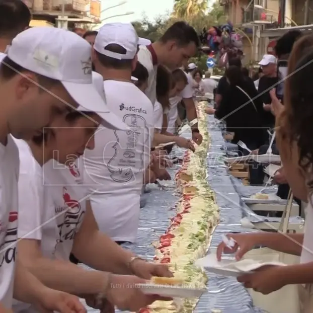 Soverato prova a battere il suo record: 8 pasticcerie per una torta alla frutta lunga 130 metri\n