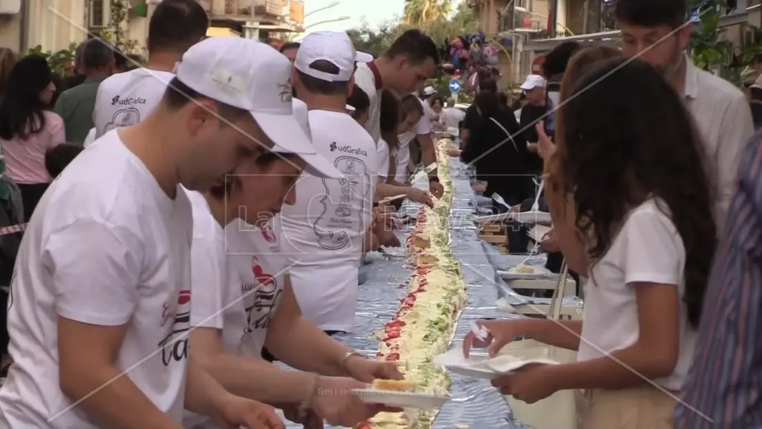 Soverato prova a battere il suo record: 8 pasticcerie per una torta alla frutta lunga 130 metri\n