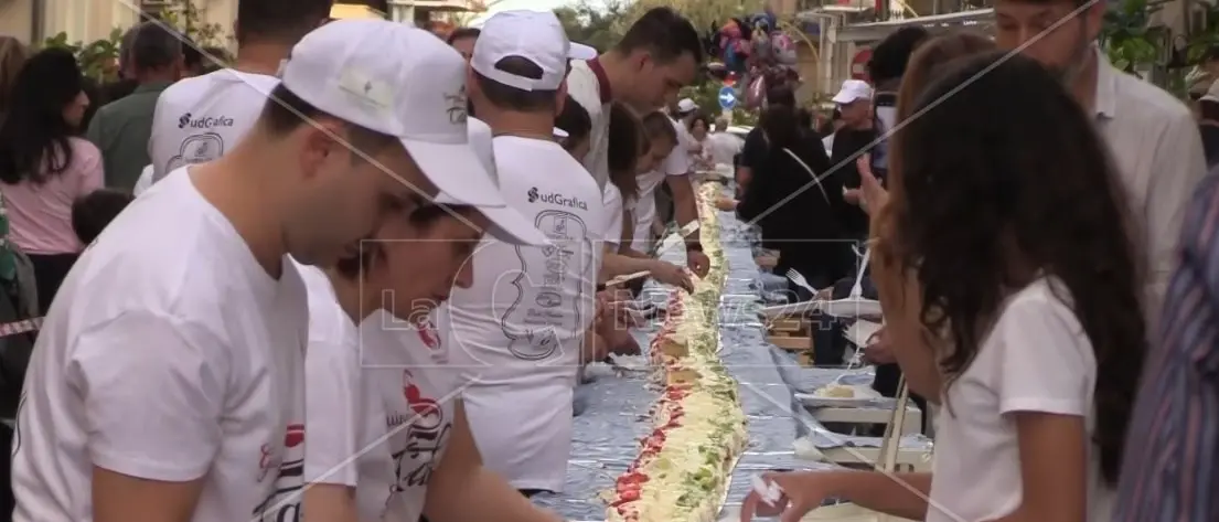 Soverato prova a battere il suo record: 8 pasticcerie per una torta alla frutta lunga 130 metri\n