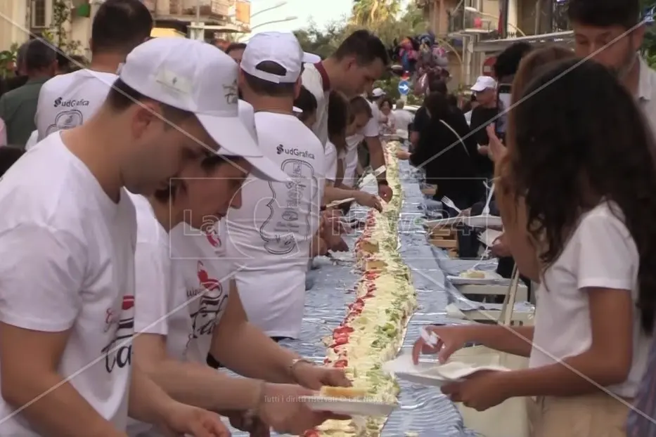 Soverato prova a battere il suo record: 8 pasticcerie per una torta alla frutta lunga 130 metri\n
